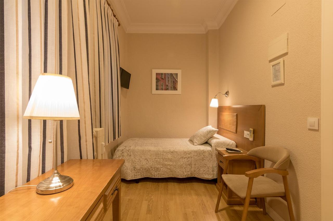 Hostal Santillan Madrid Eksteriør billede