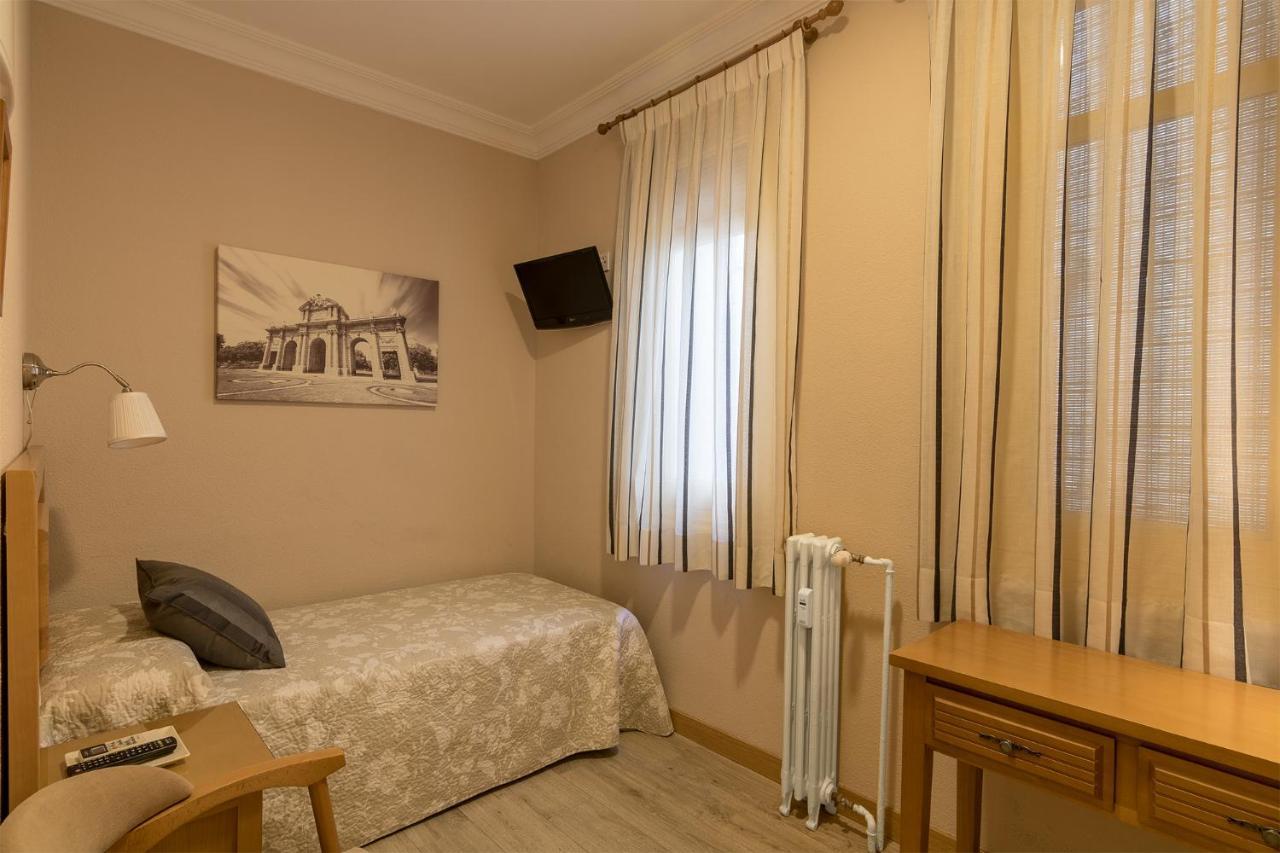 Hostal Santillan Madrid Eksteriør billede