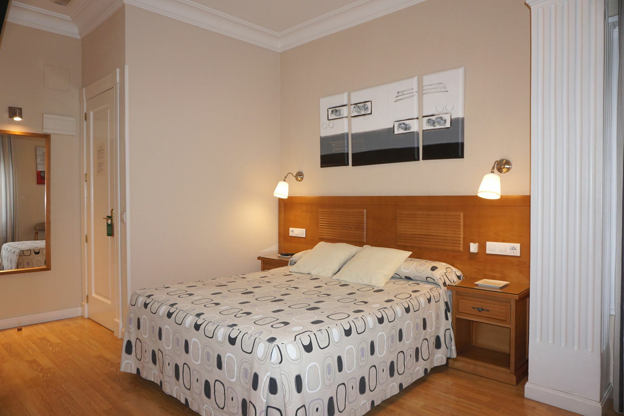Hostal Santillan Madrid Eksteriør billede