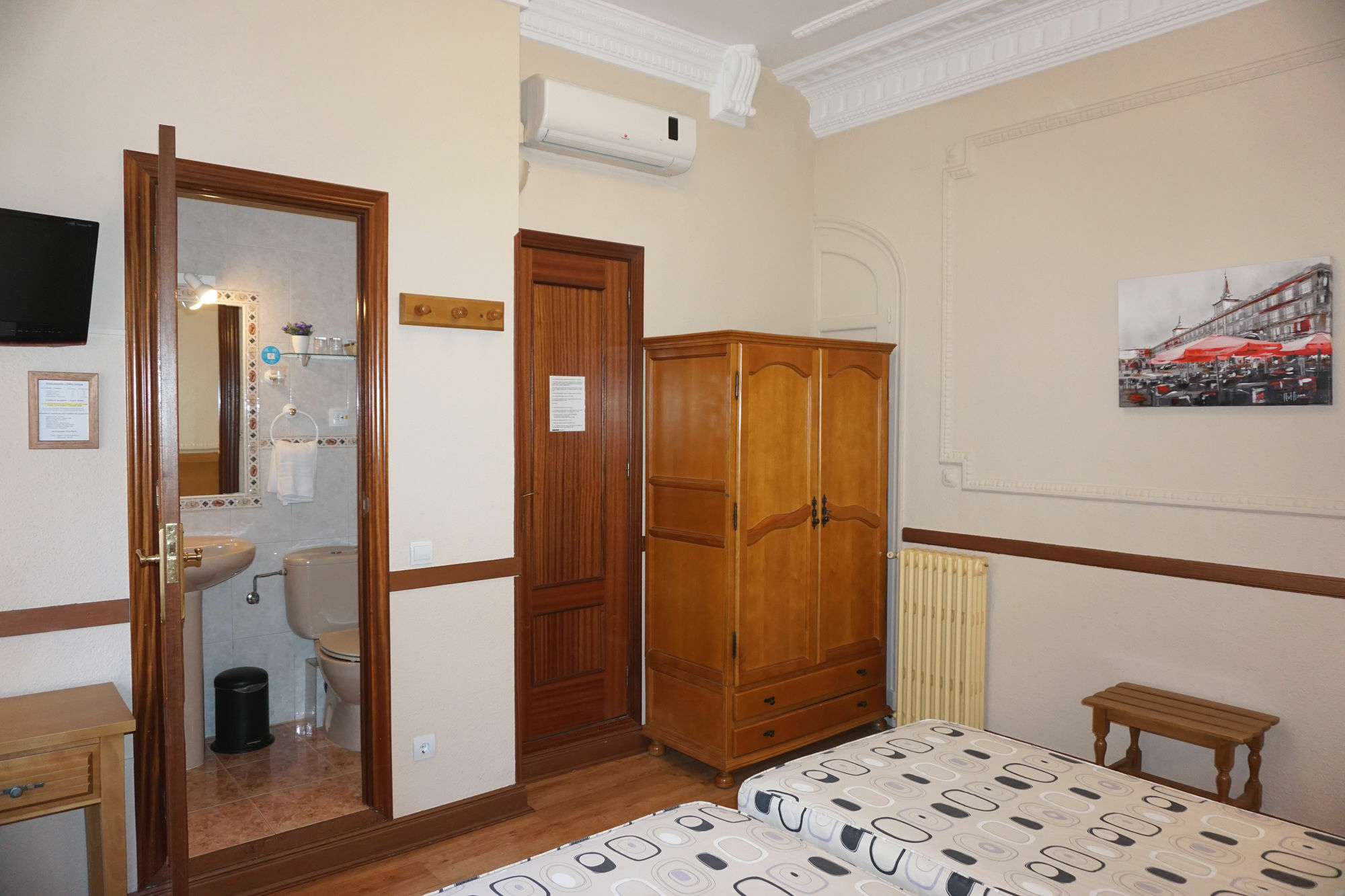 Hostal Santillan Madrid Eksteriør billede