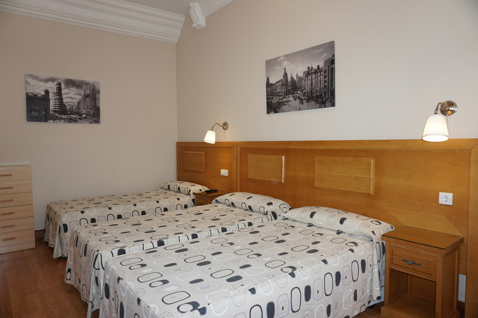Hostal Santillan Madrid Eksteriør billede